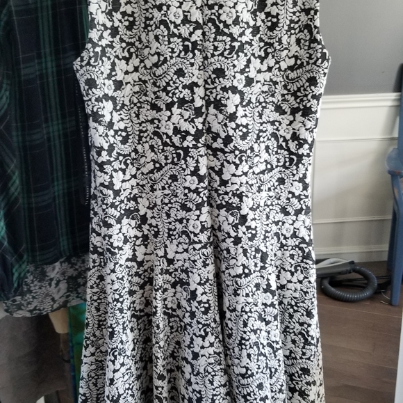 Sleeveless dress. - Picture 6 of 6